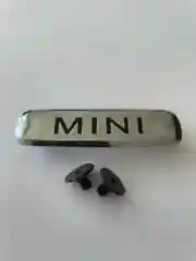 Комплект шильдиков металлических с эмблемой авто "MINI" и 4 винтовыми креплениями (Пара)