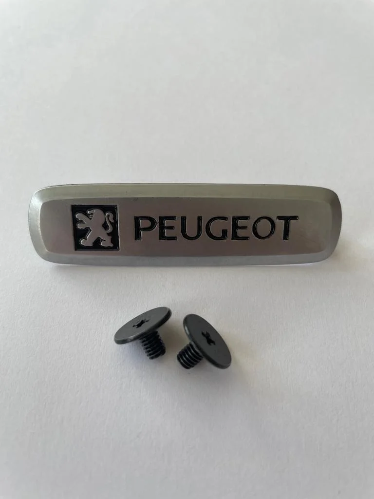 Комплект шильдиков металлических с эмблемой "PEUGEOT" и 4 винтовыми креплениями (Пара)
