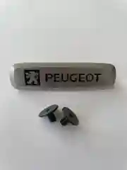 Комплект шильдиков металлических с эмблемой "PEUGEOT" и 4 винтовыми креплениями (Пара)