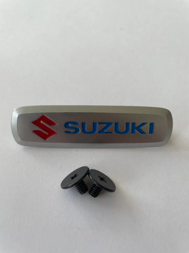 Комплект шильдиков металлических с эмблемой авто "SUZUKI" и 4 винтовыми креплениями (Пара)