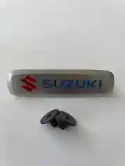Комплект шильдиков металлических с эмблемой авто "SUZUKI" и 4 винтовыми креплениями (Пара)