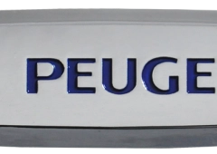 Комплект шильдиков металлических с эмблемой "PEUGEOT" и 4 винтовыми креплениями (Пара)