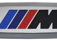 Комплект шильдиков металлических с эмблемой авто "M" и  4 винтовыми креплениями (Пара)