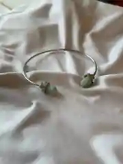 Серебряный браслет жесткий с кристаллами