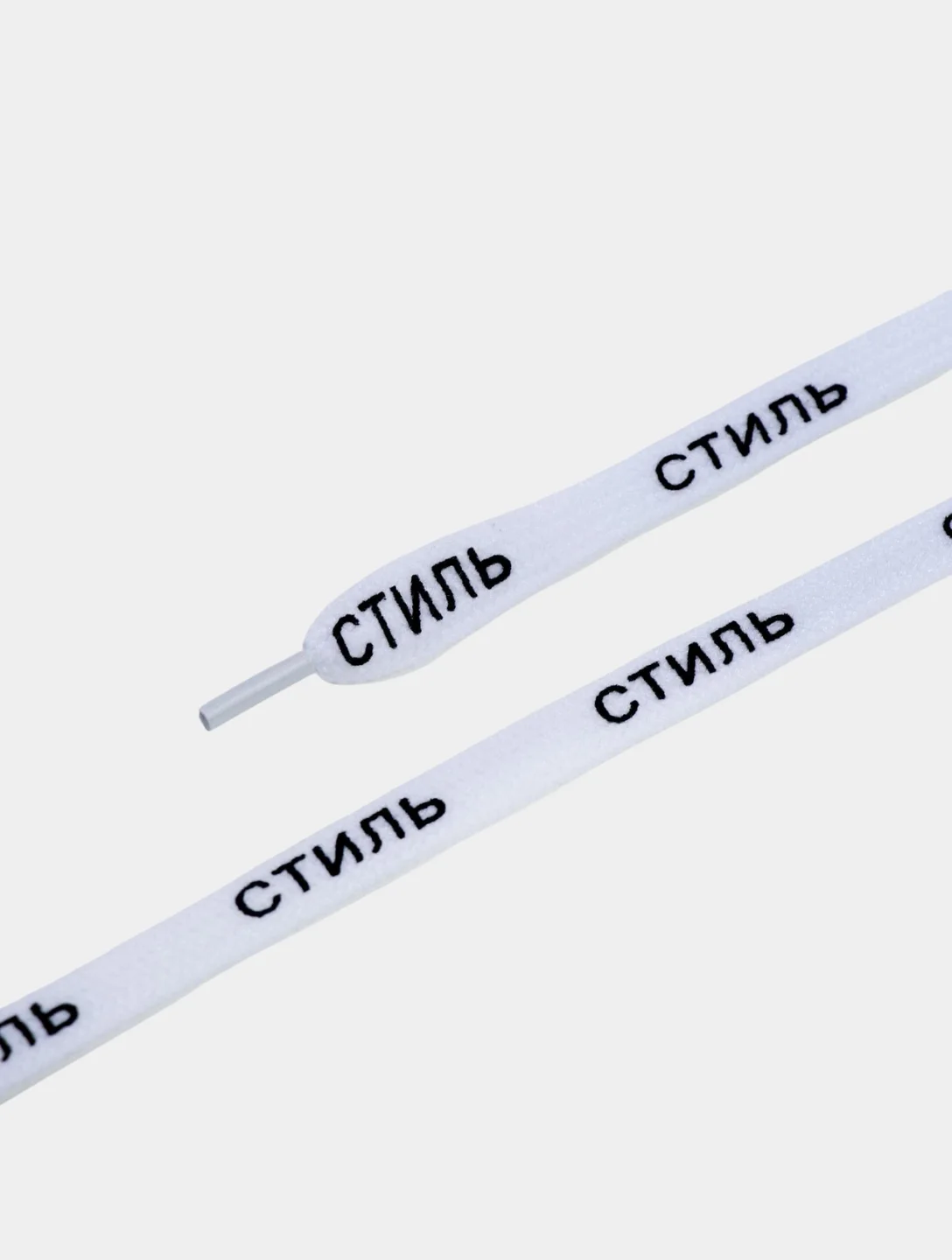 Белый шнурки с провокационными надписями