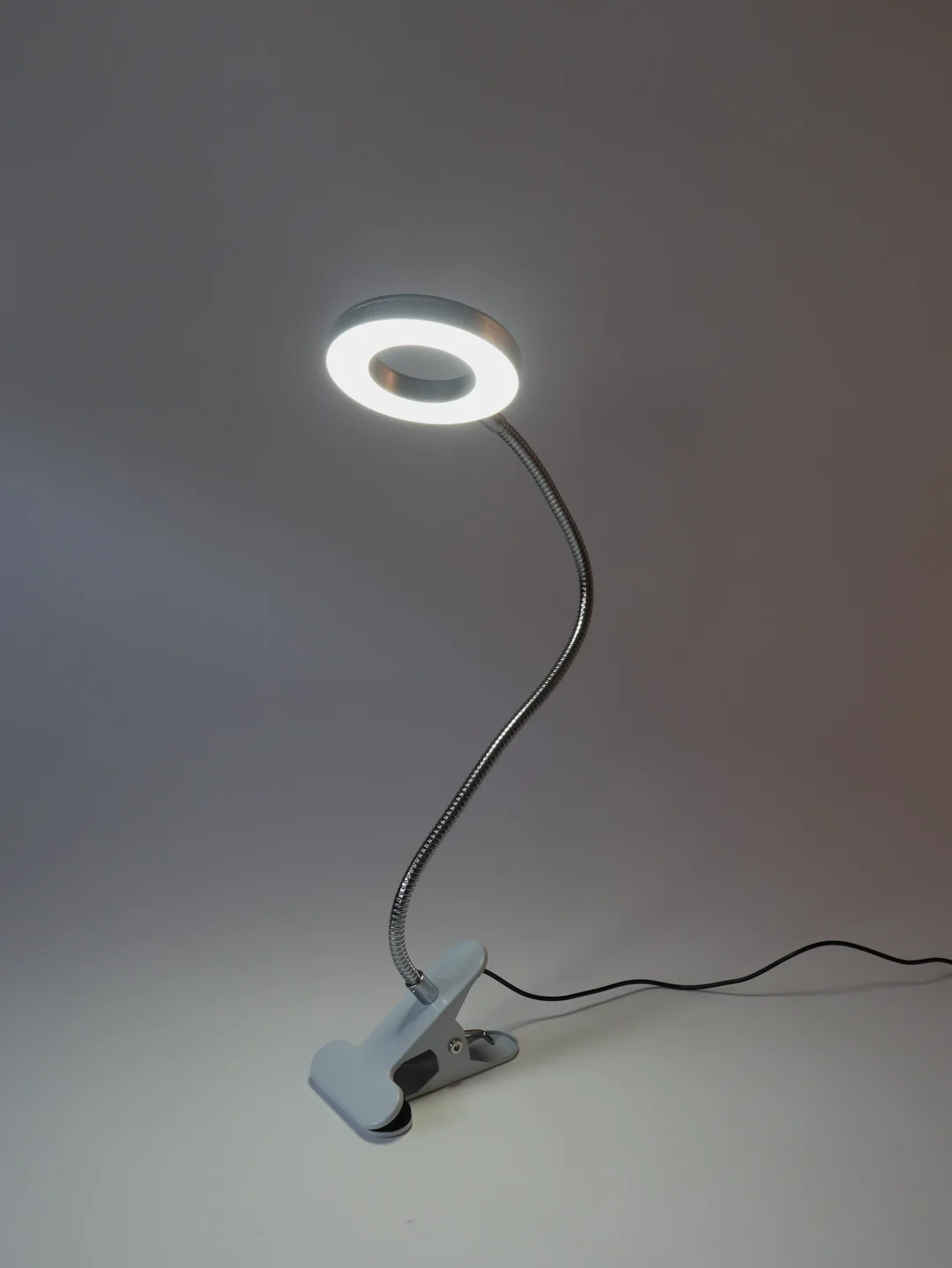 Настольный LED светильник USB с удобным креплением (прещепка)