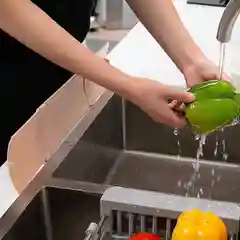 Бежевый защитный экран для раковины