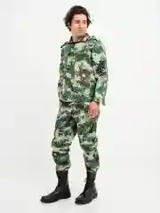 Лесной зеленый камуфляжный костюм