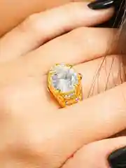 Золотой кольцо с большим камнем