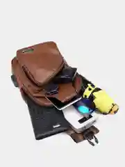Коричневый классический однолямочный рюкзак Q1 с USB разъёмом + USB кабель в комплекте