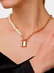 Жемчужное ожерелье, с подвеской в виде металлического замка