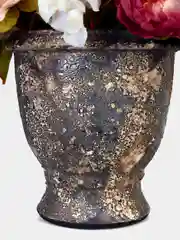 Пионы в керамической вазе