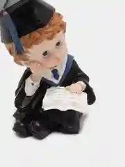 Фигурка "Школьник сидит с книгой"