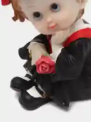 Фигурка "Школьница сидит с розой"