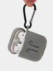 Белый чехол для AirPods c карабином