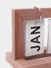 Бежевый календарь деревянный