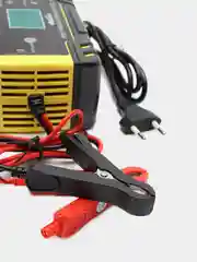 Желтый автомобильное зарядное устройство на 12-24V