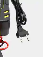 Желтый автомобильное зарядное устройство на 12-24V