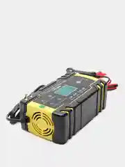 Желтый автомобильное зарядное устройство на 12-24V