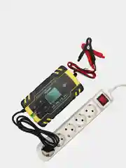 Желтый автомобильное зарядное устройство на 12-24V