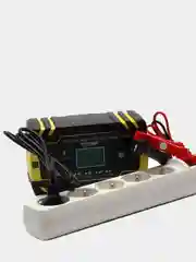 Желтый автомобильное зарядное устройство на 12-24V
