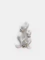 Белый брошь "Кошки и собаки"