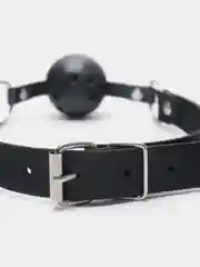Черный кляп в рот для интимных игр