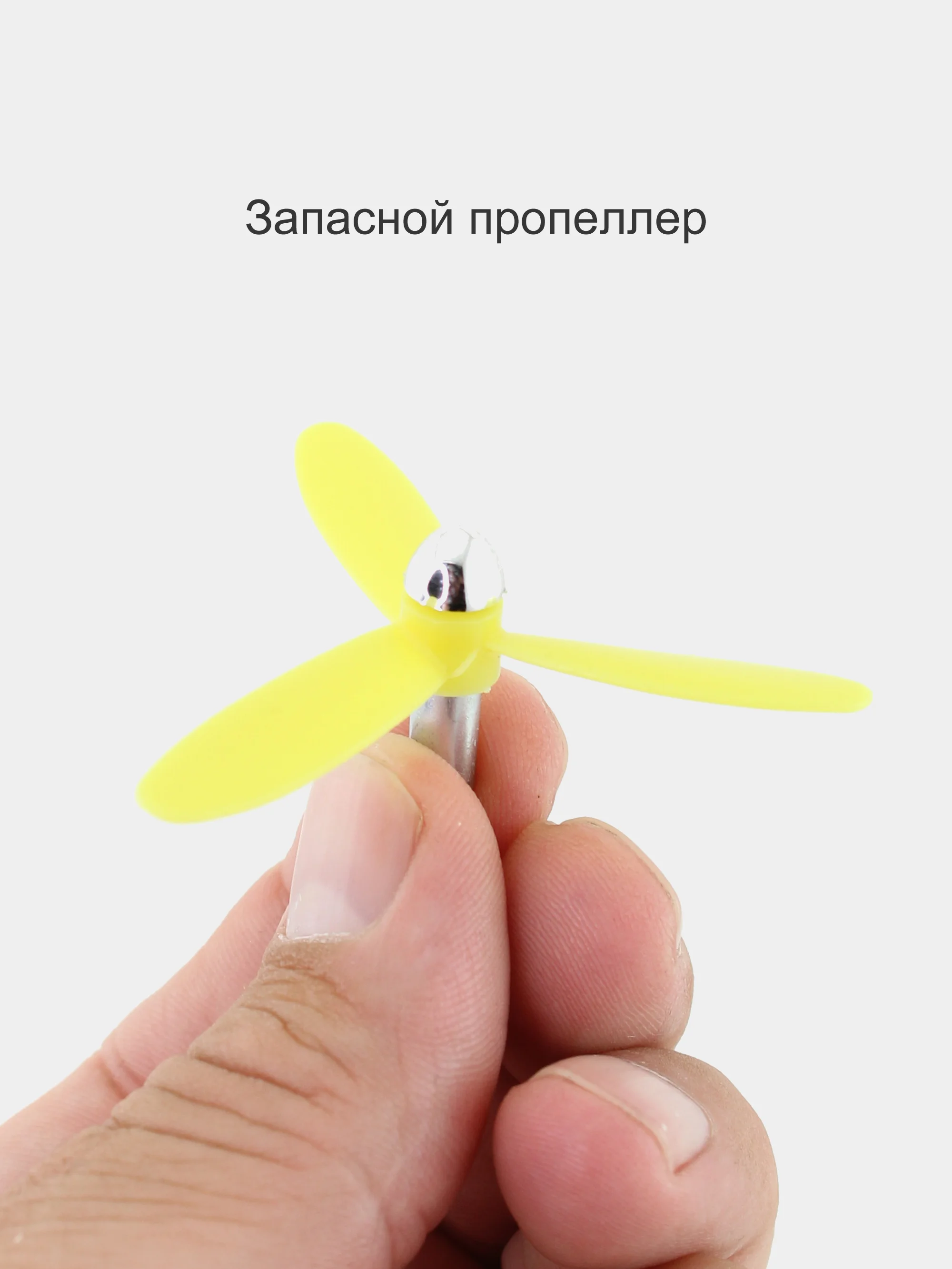 Зеленый крутая утка в шлеме с фонарем, гудком и пропеллером