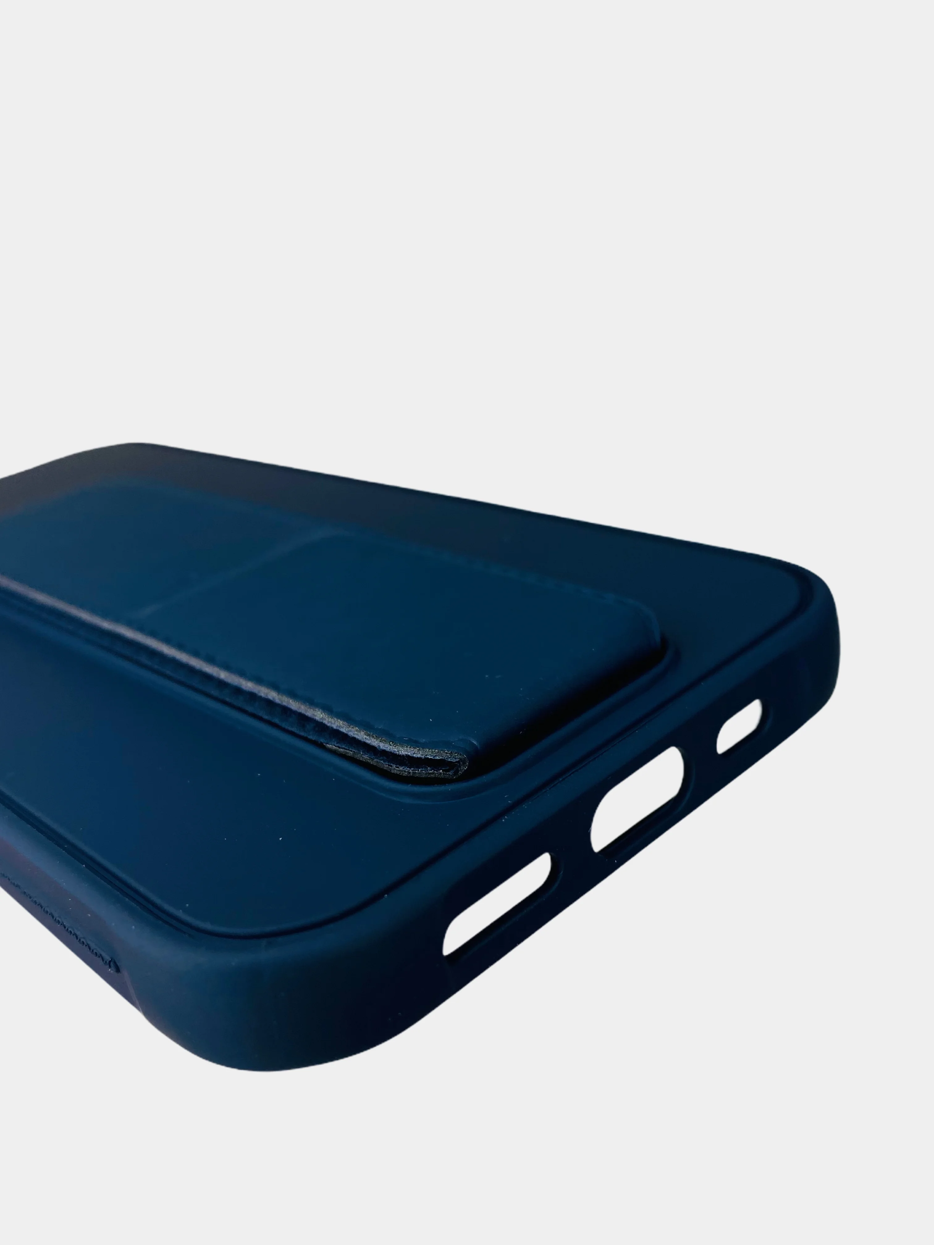 Чехол Apple iPhone 12 (6,1) / 12 Pro силиконовый под кожу с подставкой