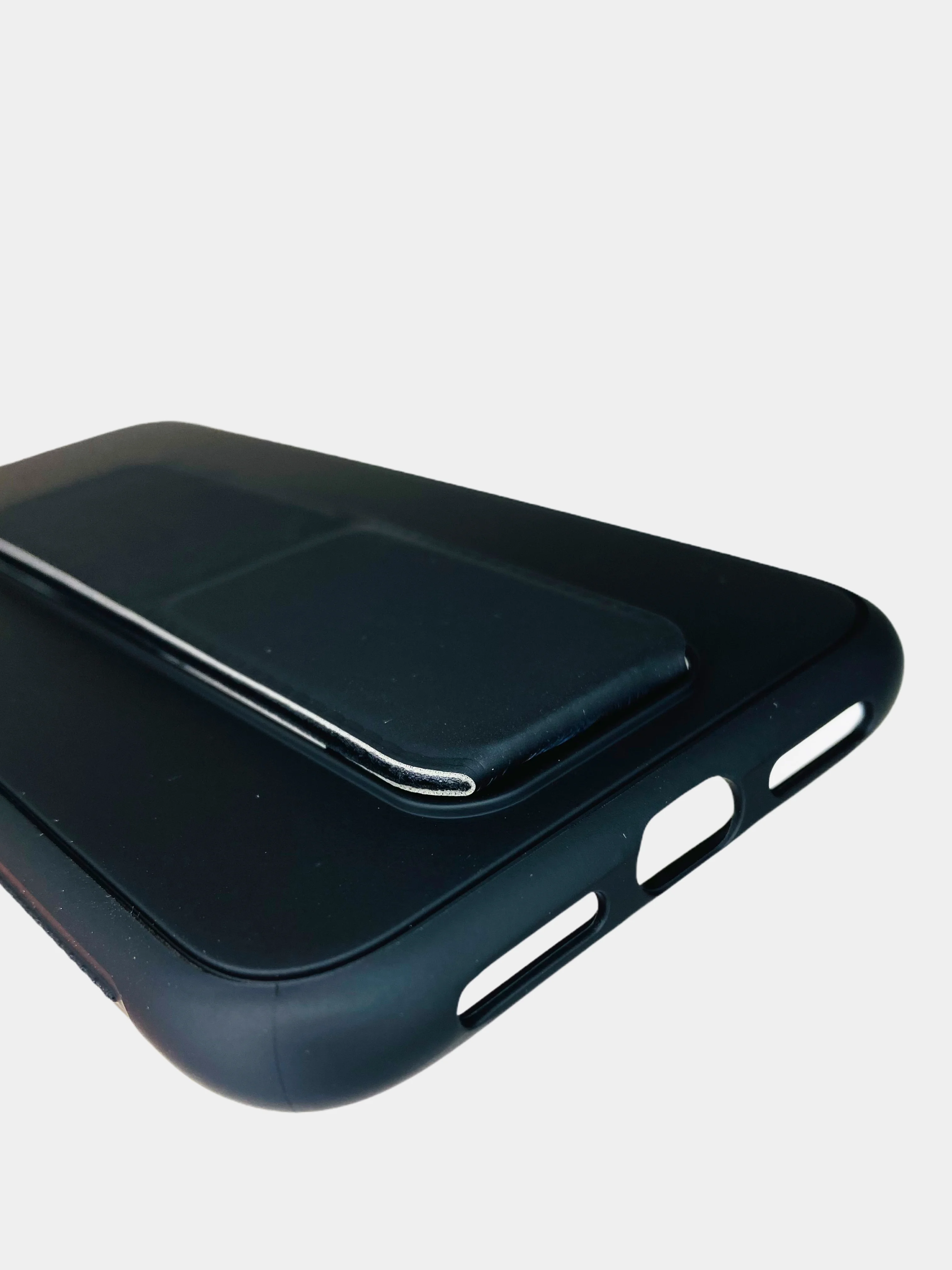 Чехол Apple iPhone 11 (6.1) силиконовый под кожу с подставкой