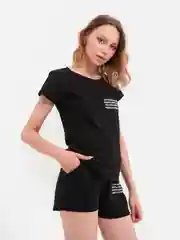 Женский спортивный костюм: футболка и шорты