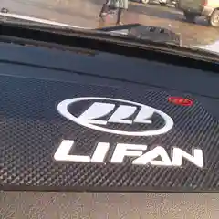 Противоскользящий коврик на торпеду с логотипом автомобиля на выбор