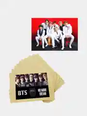 Открытка в крафт-конверте с принтом группы BTS