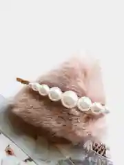 Белый заколки для волос