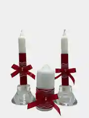 Семейный очаг в красном цвете с белым кружевом
