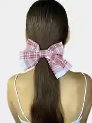 Коралловый бант для волос в клетку на заколке
