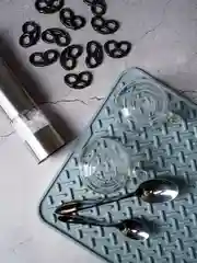 Серый силиконовый коврик для сушки посуды DOMFORT