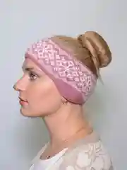 Розовый повязка на голову, теплая, вязаная с ушами.