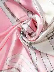 Розовый платок женский
