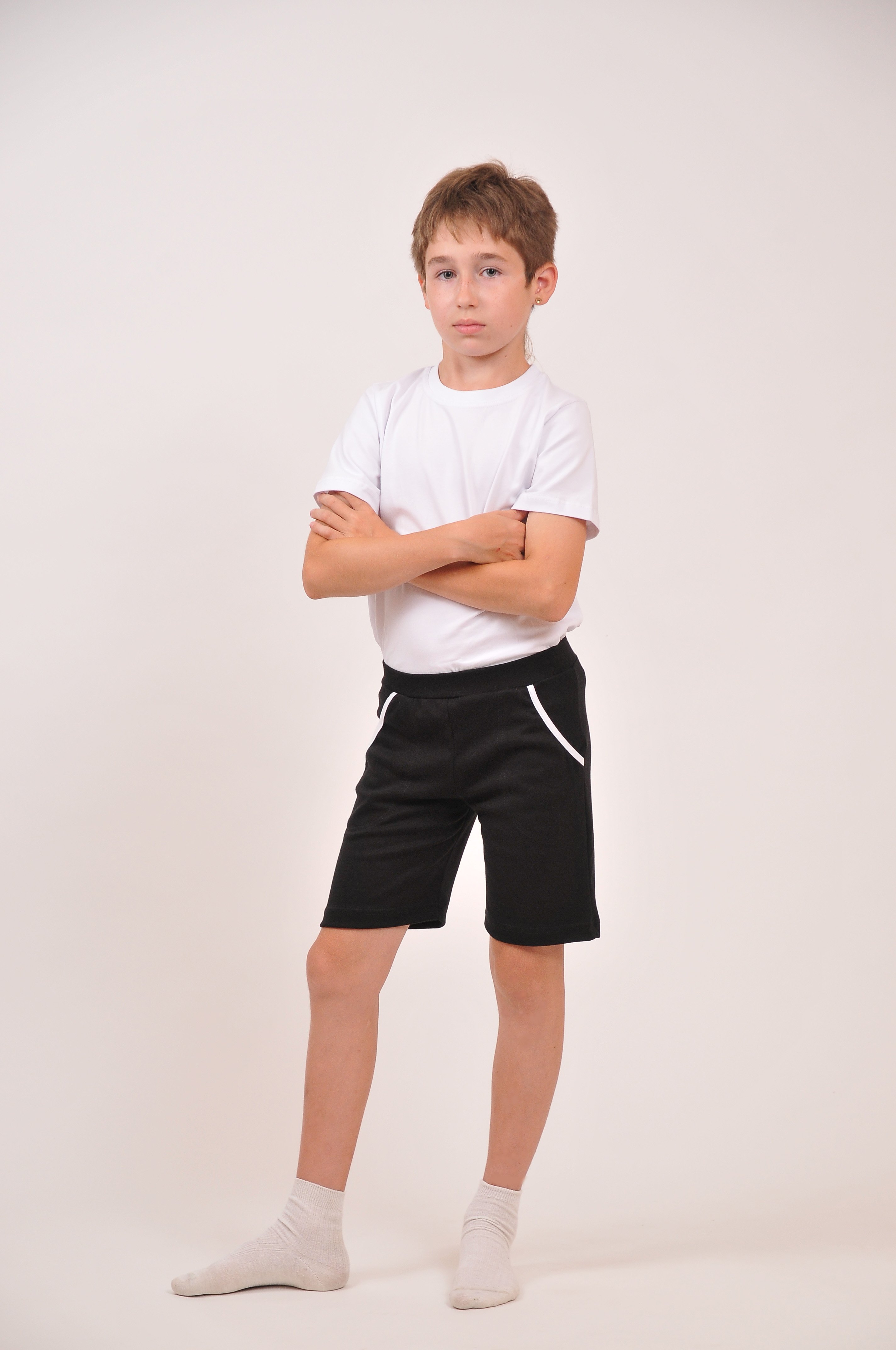 Белая футболка черные шорты. Шорты для мальчика. Шорты детские спортивные. Спортивные шорты для мальчика. Шорты черные для мальчика.