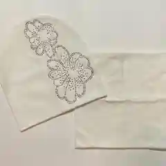 Белый шапка со снудом, с принтом "Цветы"
