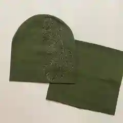 Хаки шапка со снудом, с принтом "Цветы"