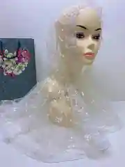 Белый ниспадающий платок