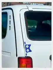 Синий наклейка на авто цветная "Кот-сюрприз"