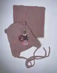 Конфетный детская вязаная шапочка со снудом (зайчик)