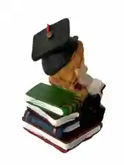 Фигурка "Школьница на стопке книг"