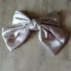 Серебряный бант атласный для волос, на заколке-автомат, 13,5 х 20 см