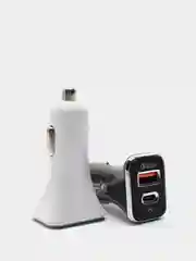 Белый автомобильное зарядное устройство в прикуриватель с выходами USB и Type-C