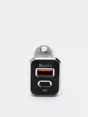Белый автомобильное зарядное устройство в прикуриватель с выходами USB и Type-C