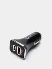 Белый автомобильное зарядное устройство в прикуриватель с выходами USB и Type-C
